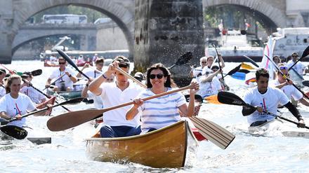 Anne Hidalgo (vorne), Bürgermeisterin von Paris, und der Co-Vorsitzende der Pariser Olympia-Bewerbung, Tony Estanguet, paddeln auf der Seine. 