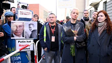 Julia Nawalnaja vor der russischen Botschaft in Berlin.