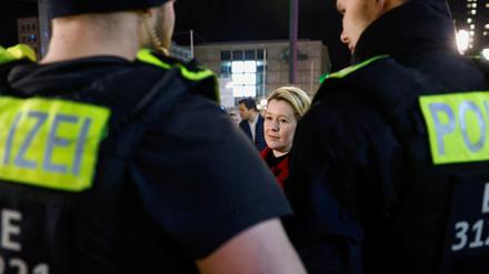 Berlins Regierende Bürgermeisterin Franziska Giffey besuchte am Silvesterabend die Einsatzkräfte der Polizei auf dem Alexanderplatz.