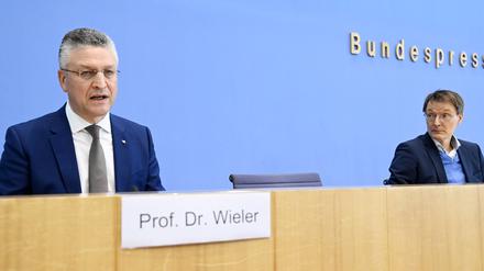 Lothar H. Wieler und Karl Lauterbach bei der Pressekonferenz zur aktuellen Corona-Lage im Haus der Bundespressekonferenz in Berlin.
