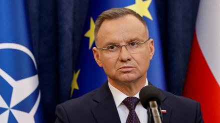 Polens Präsident Andrzej Duda begnadigt zwei inhaftierte Politiker.