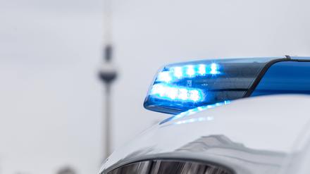 Ein Streifenwagen der Berliner Polizei mit Blaulicht im Einsatz am Alexanderplatz (Symbolbild).
