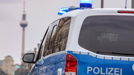 Polizei im Einsatz, Streifenwagen der Berliner Polizei mit Blaulicht.