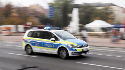Polizeiauto im Einsatz, Luisenplatz im Hintergrund.