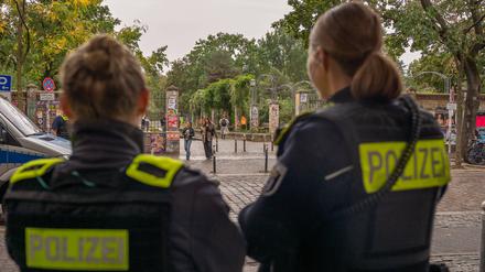 Polizeikräfte einer mobilen Einheit, die im Görlitzer Park patrouilliert, in der Hoffnung, den Drogenhandel im und um den Park einzudämmen.