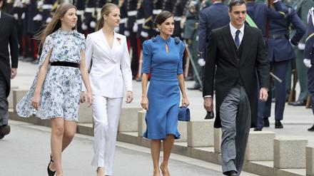 Die spanische Infantin Sofia, ihre Schwester Kronprinzessin Leonor, Königin Letizia und Prmeier Pedro Sánchez am Dienstag auf dem Weg zur Vereidigung der Kronprinzessin.