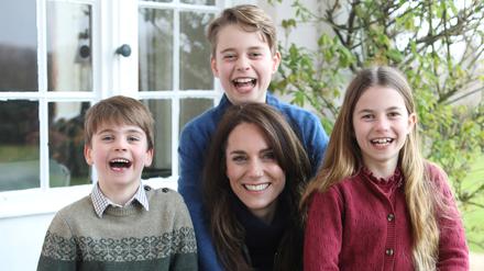 Dieses undatierte Bild von Kate mit ihren drei Kindern wurde dem Kensington Palace zufolge diese Woche von Prinz William aufgenommen. 