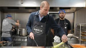 Der britische Prinz William schneidet Sellerie und hilft bei der Herstellung einer Bolognesesauce während eines Besuchs bei Surplus to Supper in Sunbury-on-Thames. 