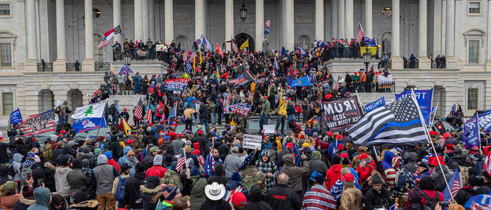 Anhänger von Donald Trump stürmen am 6. Januar 2021 das Kapitol in Washington.