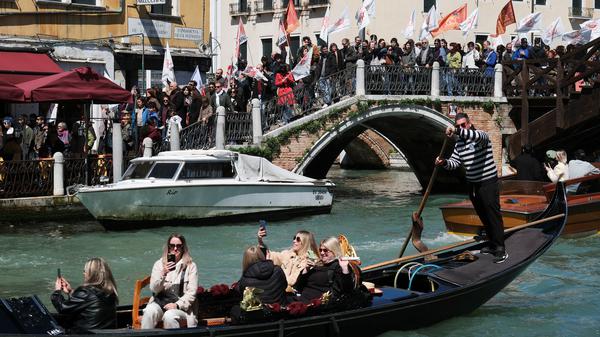Venedig lechzt unter Massentourismus. 