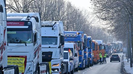 Lastkraftwagen mit Transparenten stehen im Konvoi in Nohra bei Weimar. Neben den protestierenden Landwirten hat auch das Landesverkehrsgewerbe einen Konvoi gestartet.