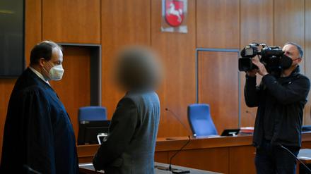 Der Angeklagte (M) steht neben seinem Verteidiger Gero Geißlreiter vor der Urteilsverkündung im ersten Prozess im Landgericht (Archivbild).
