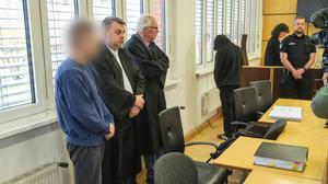 23.04.2024, Mecklenburg-Vorpommern, Stralsund: Die zwei Angeklagten (1. und 4. von links) stehen neben den zwei Verteidigern, Steffen Gerth (2.v.l) und Peter Hakert (3.v.l) vor Prozessbeginn im Sitzungssaal des Landgericht Stralsund.