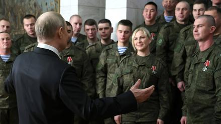 Der russische Präsident Wladimir Putin hält seine Neujahrsrede vor russischen Soldaten. 