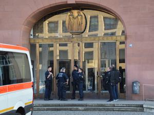 Einsatzkräfte der Polizei stehen vor der Universität in Mannheim. 