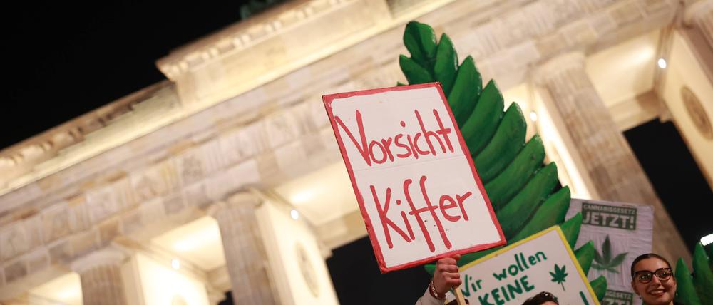 Eine Demonstration zur Legalisierung von Cannabis unter dem Motto Cannabis Normal am 01. April 2024 am Brandenburger Tor in Berlin.