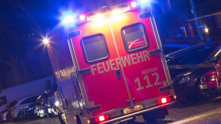 Das Blaulicht ist bei einem Rettungswagen der Berliner Feuerwehr waherend eines Einsatzes eingeschaltet. (Symbolbild)