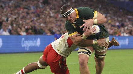 Der Südafrikaner Jasper Wiese durchbricht bei der Rugby-WM in Frankreich die Verteidigungslinie der Mannschaft aus Tonga.