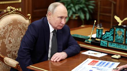 Der russische Präsident Wladimir Putin hat am Montag über Kreml-Sprecher Dmitri Peskow weitere Informationen zu dem abgehörten Gespräch verlangt. 