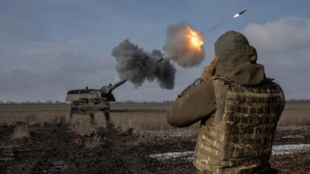 Ein ukrainischer Soldat mit einer ukrainischen Panzerhaubitze.