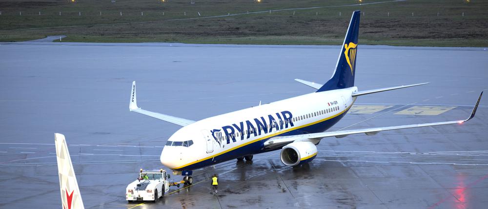 Eine Passagiermaschine der Fluggesellschaft Ryanair steht auf dem Flughafen Köln/Bonn. (Symbolbild)
