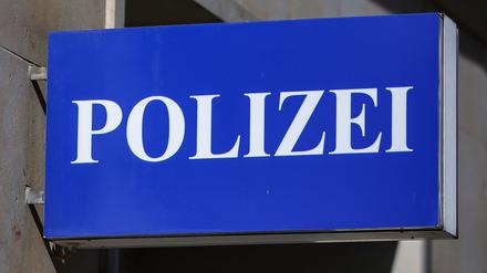 Ein Schild mit der Aufschrift „Polizei“ hängt an einem Polizeirevier i Leipzig.