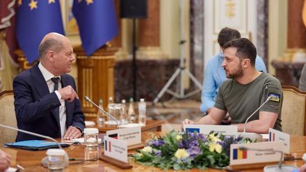 Das vorerst letzte Treffen von Angesicht zu Angesicht - am 16. Juni  vergangenen Jahres reiste Kanzler Scholz in die Ukraine zu Präsident Selenskyj.