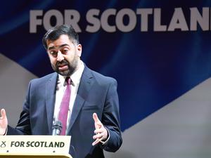 Humza Yousaf, Erster Minister von Schottland und SNP-Vorsitzender, gibt bei einer Veranstaltung in Glasgow den Startschuss für die Kampagne der Partei zur Parlamentswahl.