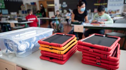 Tablets liegen in einer Grundschule vor einer Klasse. (zu dpa «Wie es in den Schulen und Kitas ab Montag weitergeht») +++ dpa-Bildfunk +++