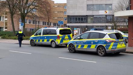 Polizeiautos vor der Berufsschule in Ibbenbüren