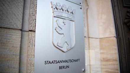 ARCHIV - 08.10.2018, Berlin: Das Schild mit der Aufschrift «Staatsanwaltschaft Berlin» am Eingang des Gerichts in Moabit. (zu dpa: «Fördermittel mit falschen Anwesenheitslisten kassiert? - Anklage») Foto: Fabian Sommer/dpa +++ dpa-Bildfunk +++