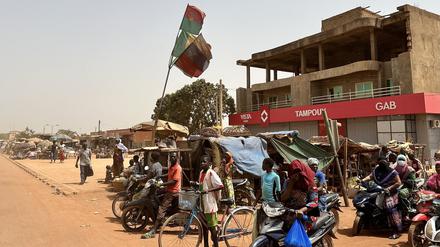 Fahnen der Staaten Burkina Faso, Mali, Niger und Russland auf einer Straße in einem Vorort der burkinischen Hauptstadt Ouagadougou zu sehen.