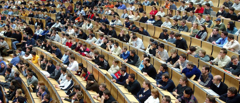 Ein mit Studenten gefüllter Hörsaal an der Karlsruher Universität (TH) Fridericiana.