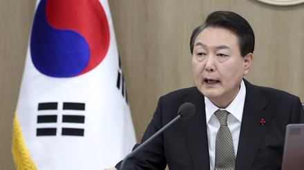  Yoon Suk Yeol, Südkoreas Präsident, spricht während einer Kabinettssitzung im Präsidialamt. 