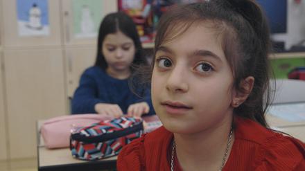 Majeda aus Syrien lernt rasend schnell Deutsch, eine echte Favoritin in Ruth Beckermanns Dokumentarfilm „Favoriten“.