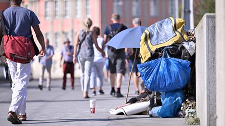 Sichtbare Obdachlosigkeit in Potsdam auf der Langen Brücke.