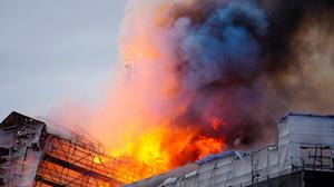 Das Gebäude der Kopenhagener Börse steht am 16. April 2024 in Flammen. 