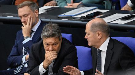 Im Gespräch, doch ohne Einigkeit: Bundeskanzler Olaf Scholz, Wirtschaftsminister Robert Habeck und Finanzminister Christian Lindner auf der Regierungsbank des Bundestages. 