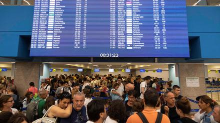 Chaos am Flughafen in Rhodos: Viele Urlauber wollen weg. 