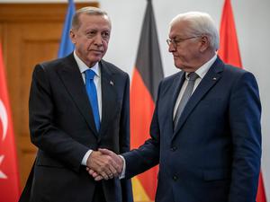 Bundespräsident Steinmeier begrüßt den türkischen Präsidenten Erdoğan bei dessen Berlin-Besuch am 17. November 2023.