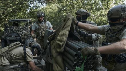 Ukrainische Soldaten der 28. Brigade bereiten ein Mini-Mehrfachraketen-System an der Frontlinie in der Nähe von Bachmut vor. 