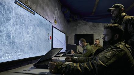 Ukrainische Soldaten verfolgen auf Monitoren die Übertragung von Drohnen in einer unterirdischen Kommandozentrale.