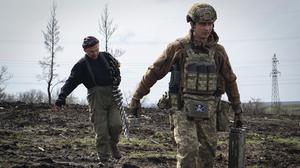 Ukrainische Soldaten tragen Munition an der Frontlinie.