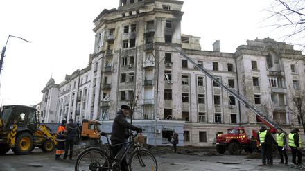 Ein beschädigtes Gebäude nach einem russischen Raketenangriff in Kiew. 