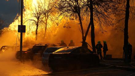 Feuerwehrleute löschen ein Feuer nach einem russischen Angriff in Kiew.