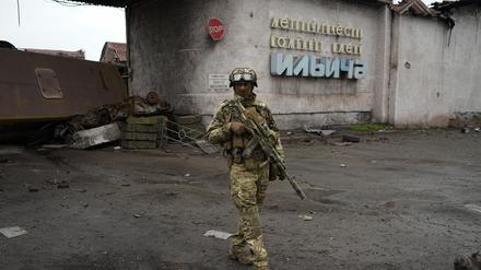 Ein russischer Soldat patrouilliert durch einen zerstörten Bereich des Iljitsch Eisen- und Stahlwerks Mariupol.