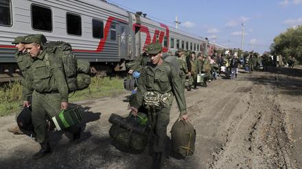 Symbolbild: Russische Rekruten gehen auf einem Bahnhof in Prudboi in der Region Wolgograd zum Zug.