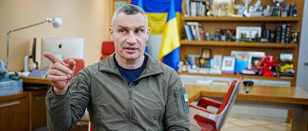 Bürgermeister von Kiew, spricht in einem Interview mit Journalisten der Deutschen Presse-Agentur in seinem Büro im Rataus der ukrainischen Hauptstadt. 
