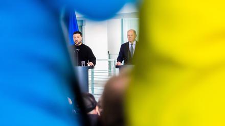 Wolodymyr Selenskyj, Präsident der Ukraine, und Bundeskanzler Olaf Scholz (r, SPD) äußern sich bei einer Pressekonferenz nach ihrem Gespräch im Bundeskanzleramt. 