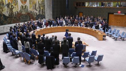 New York: Teilnehmer einer Sitzung des Sicherheitsrats erheben sich für eine Schweigeminute am Sitz der Vereinten Nationen. 